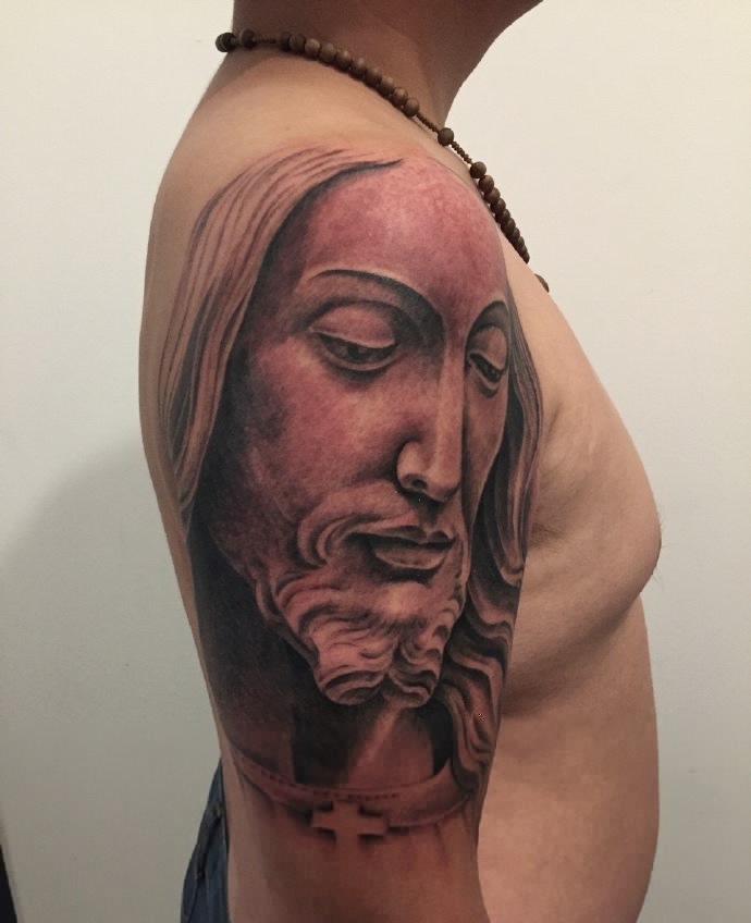 点击大图看下一张：手臂个性威武的耶稣纹身图案