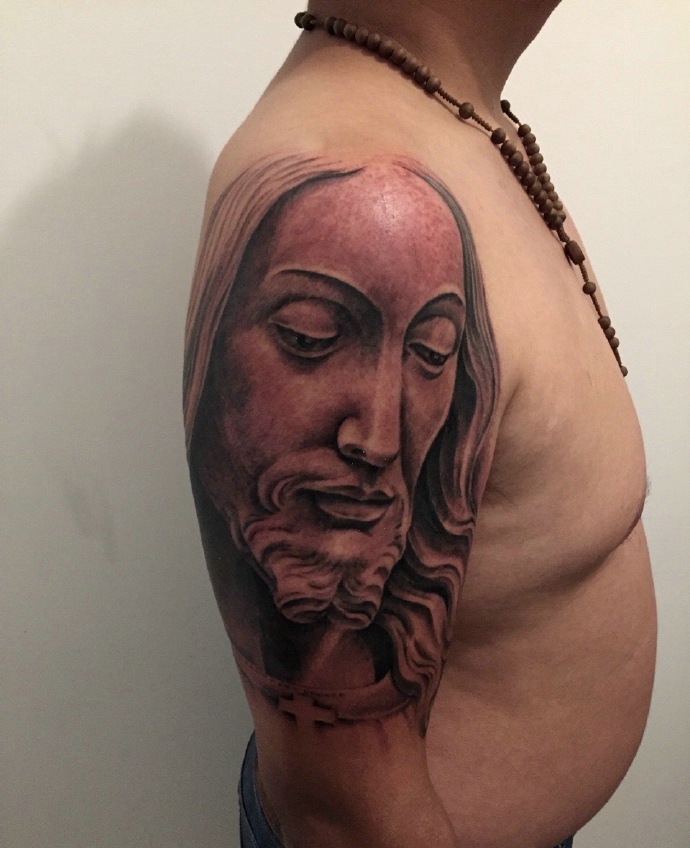 点击大图看下一张：手臂个性威武的耶稣纹身图案