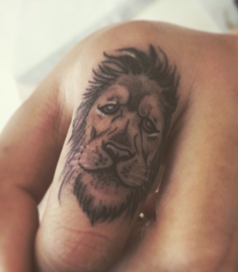 点击大图看下一张：食指上的个性狮子头纹身刺青