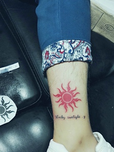 创意小太阳与英文的腿部纹身刺青