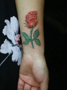 一朵玫瑰手腕纹身刺青鲜艳无比