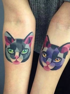 炫酷无比的双手臂卡通花猫纹身图案