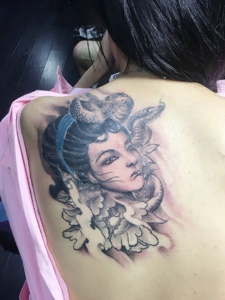 女生背部一枚忧伤的美女肖像纹身刺青
