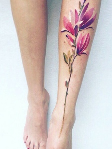 腿部外侧鲜艳惊人的花朵纹身图案