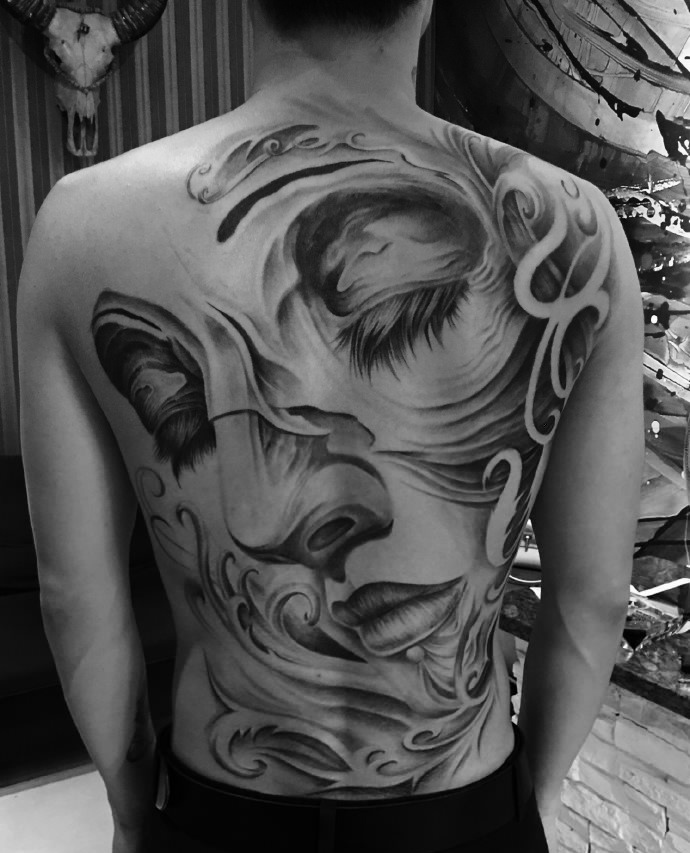 点击大图看下一张：遮盖旧疤痕的满背黑灰纹身图案