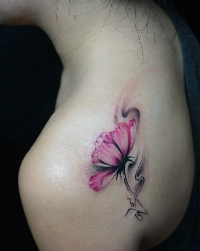 点击大图看下一张：香肩下的盛开花朵纹身刺青性感妖娆