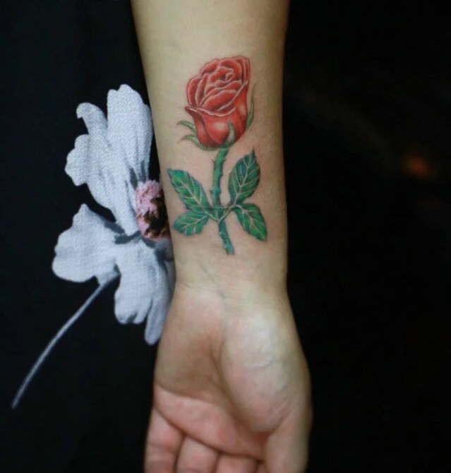 点击大图看下一张：一朵玫瑰手腕纹身刺青鲜艳无比