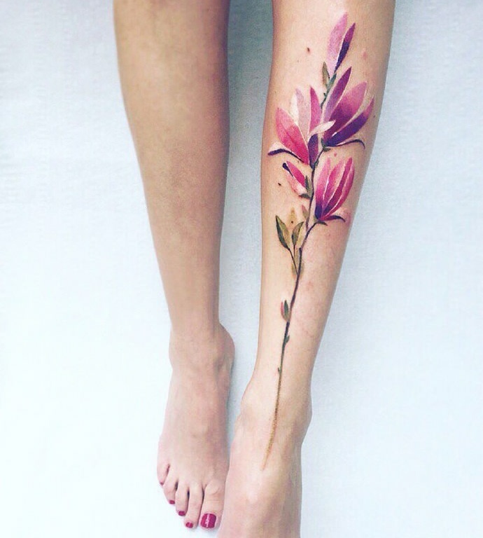 点击大图看下一张：腿部外侧鲜艳惊人的花朵纹身图案