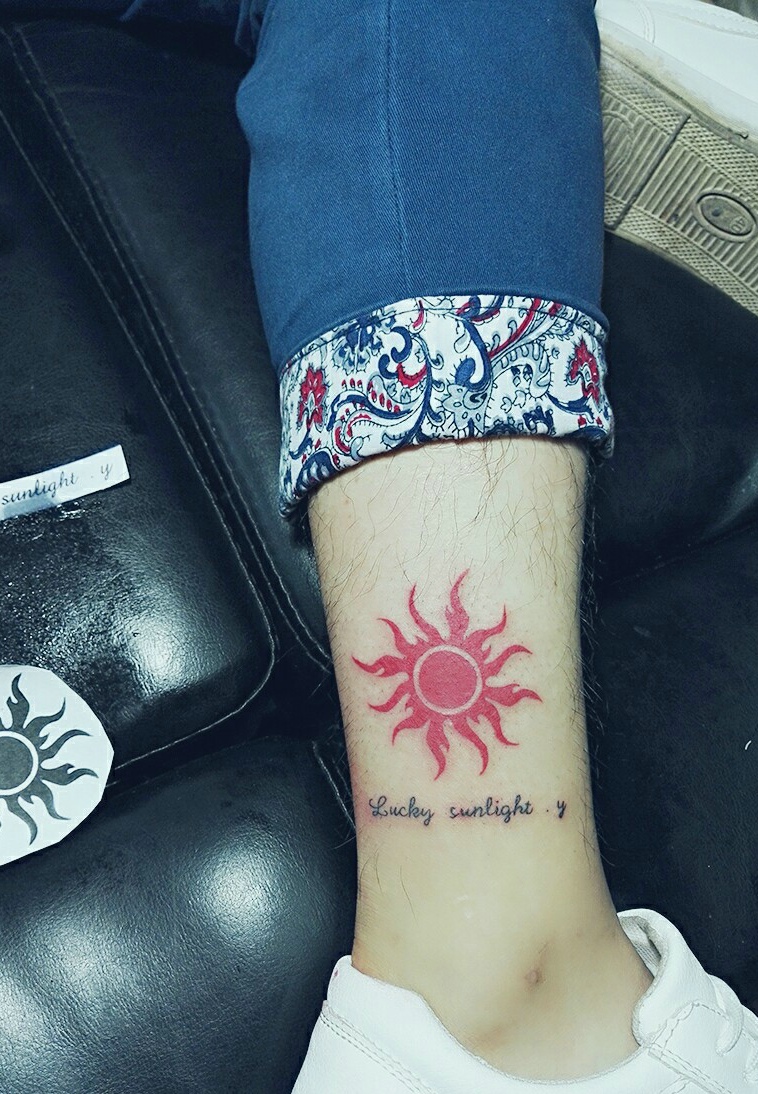 点击大图看下一张：创意小太阳与英文的腿部纹身刺青