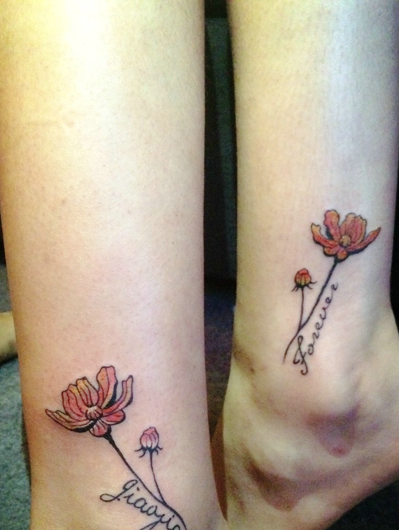 点击大图看下一张：裸脚花朵情侣小纹身刺青