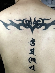 梵文与图腾一起的脊椎部纹身刺青