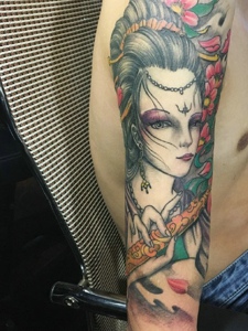 花臂一枚精致漂亮的花妓纹身图案