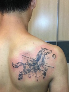 后背一匹有创意的线条骏马纹身图案