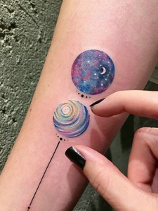 一组宇宙棒棒糖同款手臂纹身刺青
