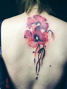 脊椎部华丽丽的美艳花朵纹身图案