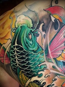 满背色彩迷人的大鲤鱼纹身图案