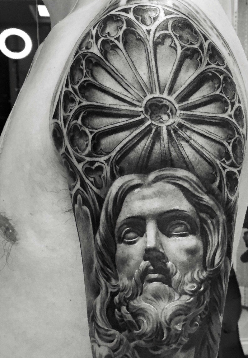 点击大图看下一张：大臂艺术感十足的图腾纹身刺青
