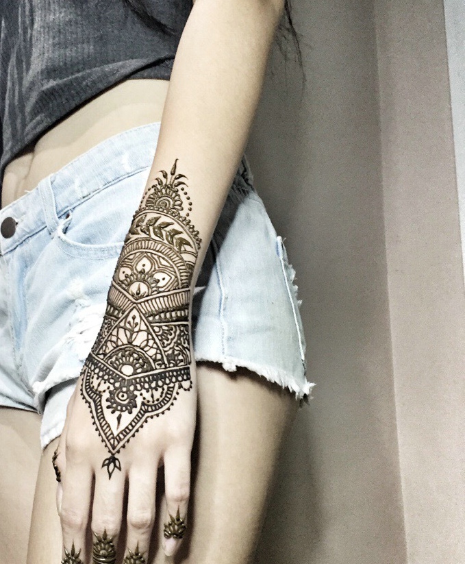 点击大图看下一张：手臂漂亮时尚的海娜纹身图案