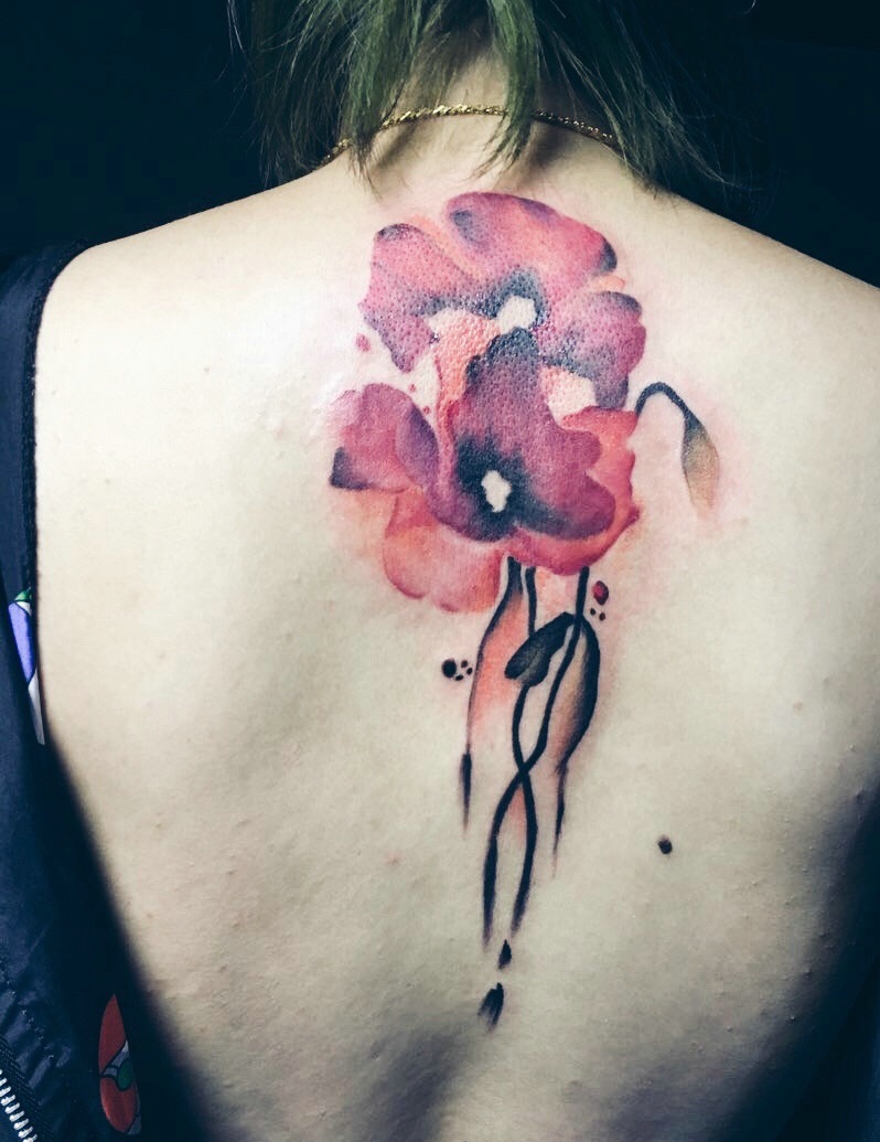 点击大图看下一张：脊椎部华丽丽的美艳花朵纹身图案