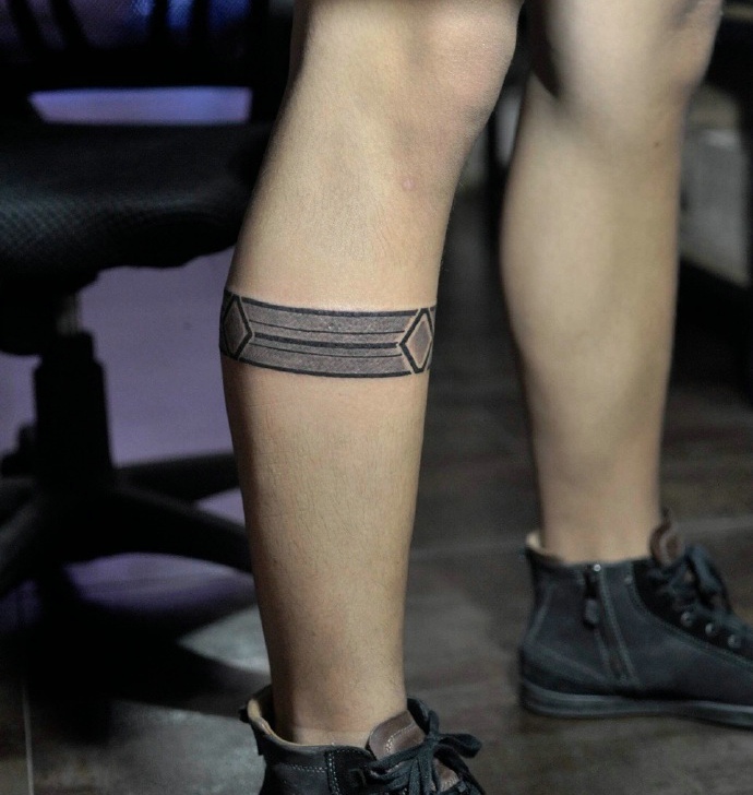 点击大图看下一张：膝盖下的个性另类图腾纹身刺青