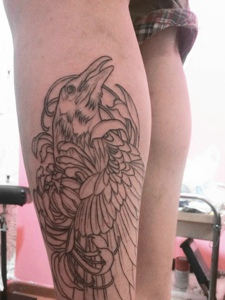 小腿外侧简陋的乌鸦纹身图案