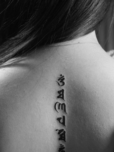 脊椎部的单一梵文纹身刺青