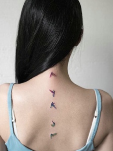 可爱女生脊椎部漂亮纹身刺青