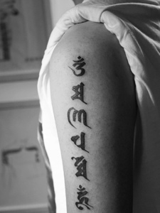 大臂外侧时尚简单的梵文纹身刺青