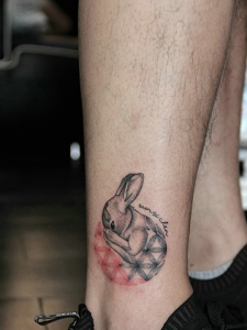 小腿处的可爱迷你小兔子纹身图案