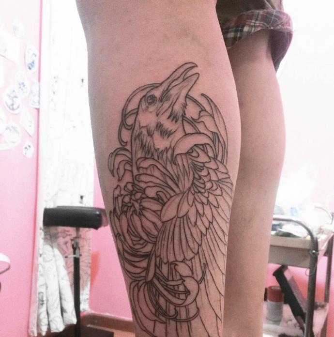 点击大图看下一张：小腿外侧简陋的乌鸦纹身图案