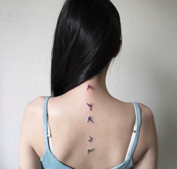 点击大图看下一张：可爱女生脊椎部漂亮纹身刺青