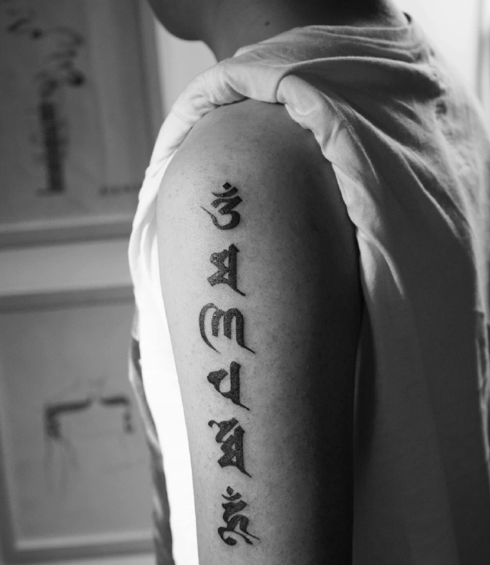 点击大图看下一张：大臂外侧时尚简单的梵文纹身刺青