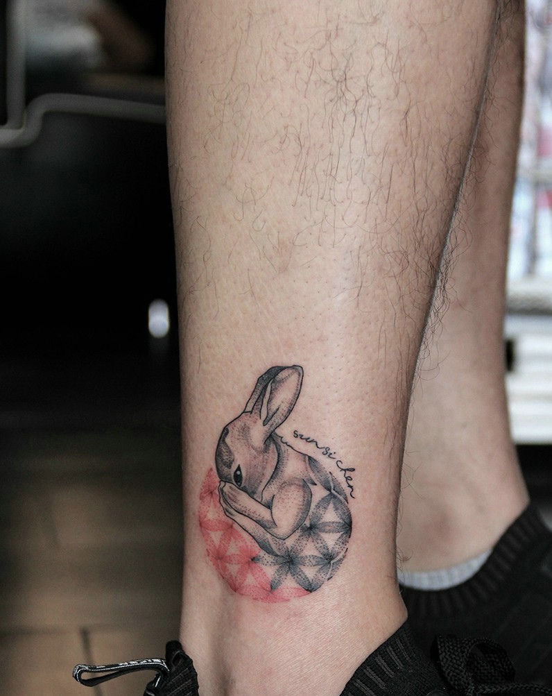 点击大图看下一张：小腿处的可爱迷你小兔子纹身图案