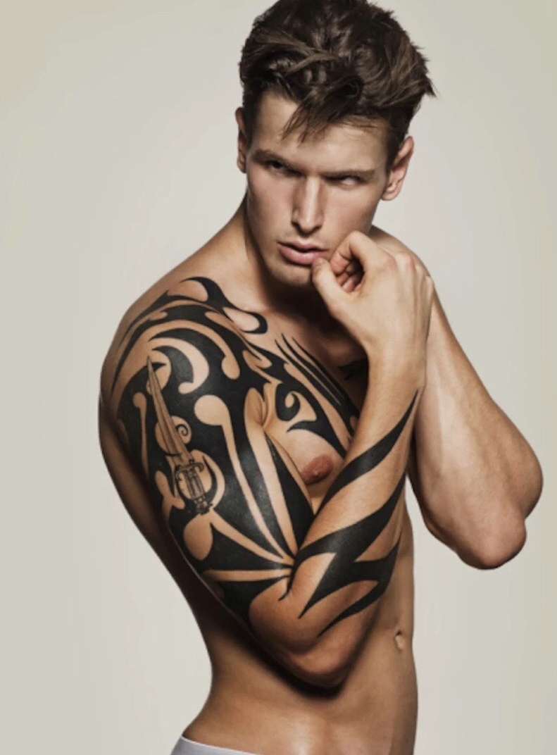 点击大图看下一张：时尚封面男士帅气的经典图腾纹身图案