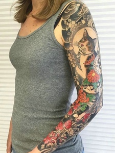 花臂日式花猫纹身图案很抢眼