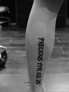 小腿外侧简单的英文单词纹身刺青