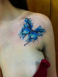 锁骨边上的水彩蓝色蝴蝶纹身图案