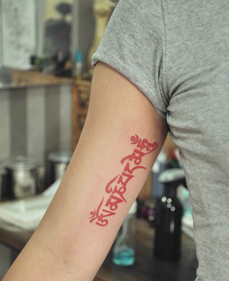 点击大图看下一张：手臂内侧单一的梵文纹身图案