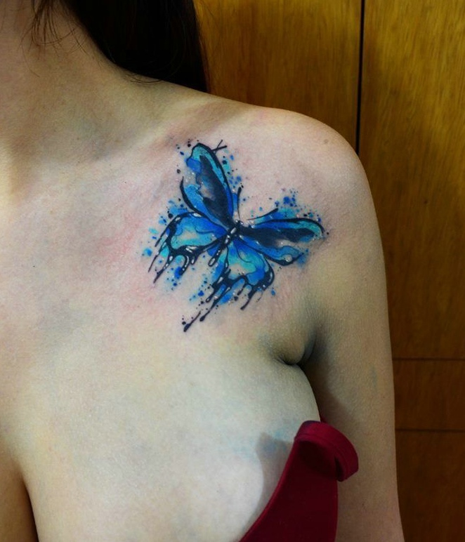 点击大图看下一张：锁骨边上的水彩蓝色蝴蝶纹身图案