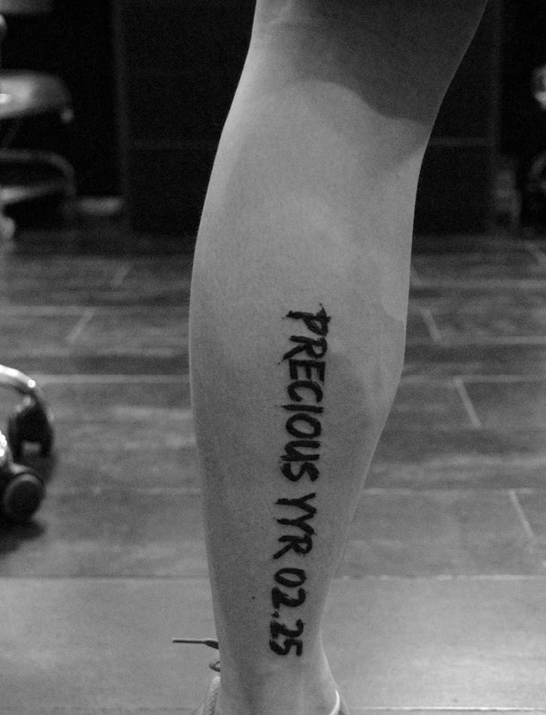 点击大图看下一张：小腿外侧简单的英文单词纹身刺青