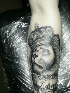 头戴皇冠的黑灰狮子腿部纹身刺青