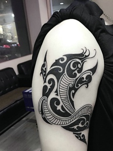 手臂外侧抽象类型的鲤鱼纹身图案