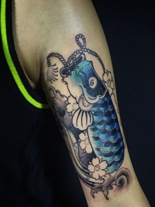 手臂小日式鲤鱼旗遮盖纹身图案