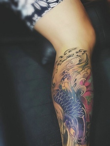 包小腿色彩鲜艳的鲤鱼纹身图案