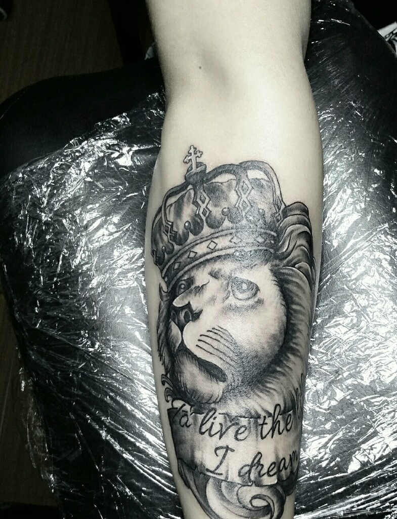点击大图看下一张：头戴皇冠的黑灰狮子腿部纹身刺青