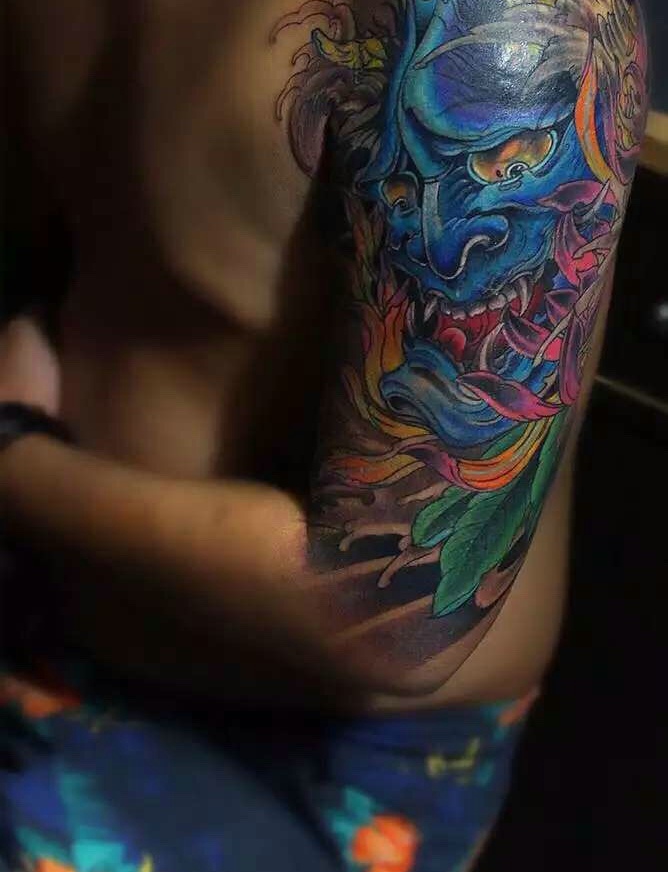 点击大图看下一张：大臂经典丰富的彩色蓝若纹身图案