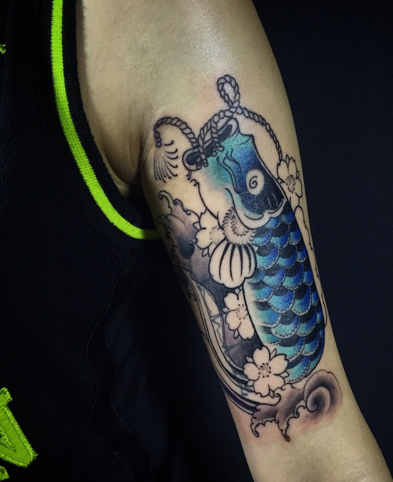 点击大图看下一张：手臂小日式鲤鱼旗遮盖纹身图案