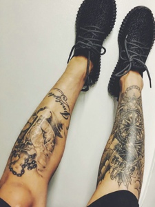 潮男双腿部不同图案的纹身刺青