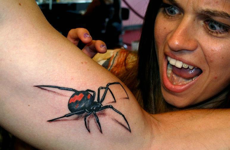 点击大图看下一张：女生手臂3d蜘蛛纹身图案让她狂叫不已