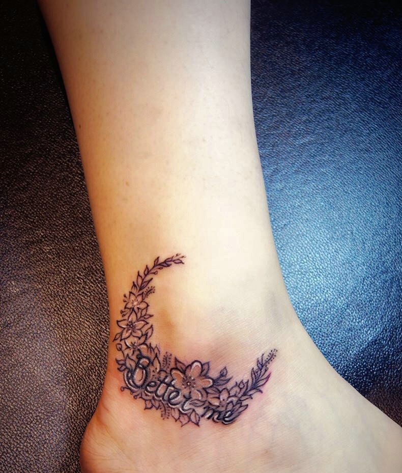 点击大图看下一张：脚腕上类似于月亮形状的花环英文纹身